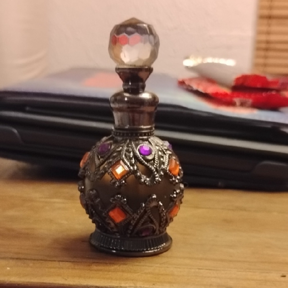 Oil Perfume With Decorative Perfume Bottle with purfune Oil Amazing Sent Nwot